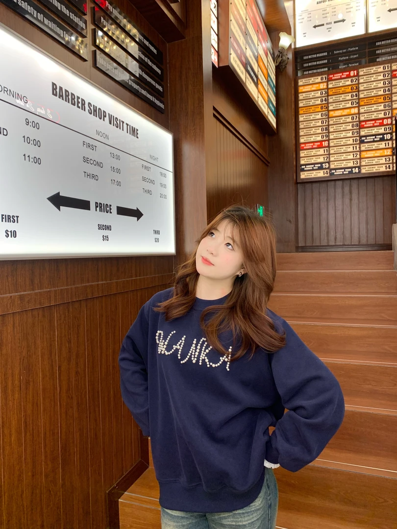 WAKAins韩系手工钉珠蕾丝袖口春秋新款宽松慵懒软糯风ol圆领卫衣