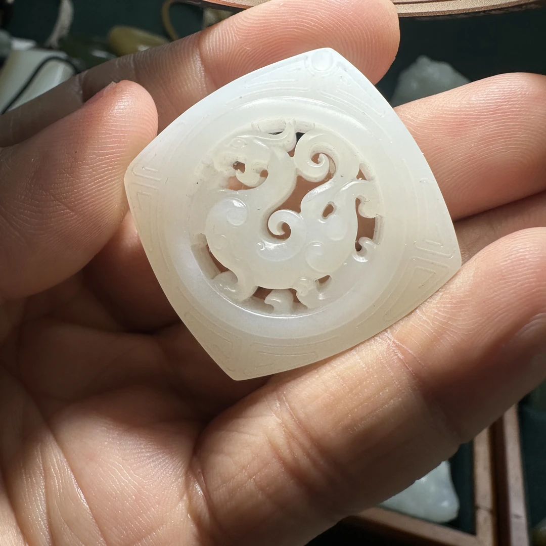 和田玉俄料白玉芭莎料手工雕刻仿古龙
