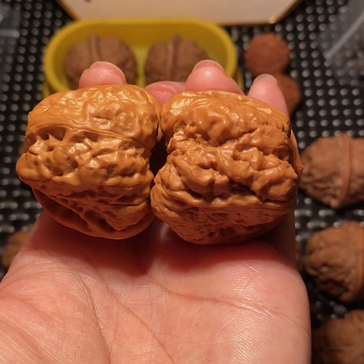 文玩核桃把件掐腰八腿