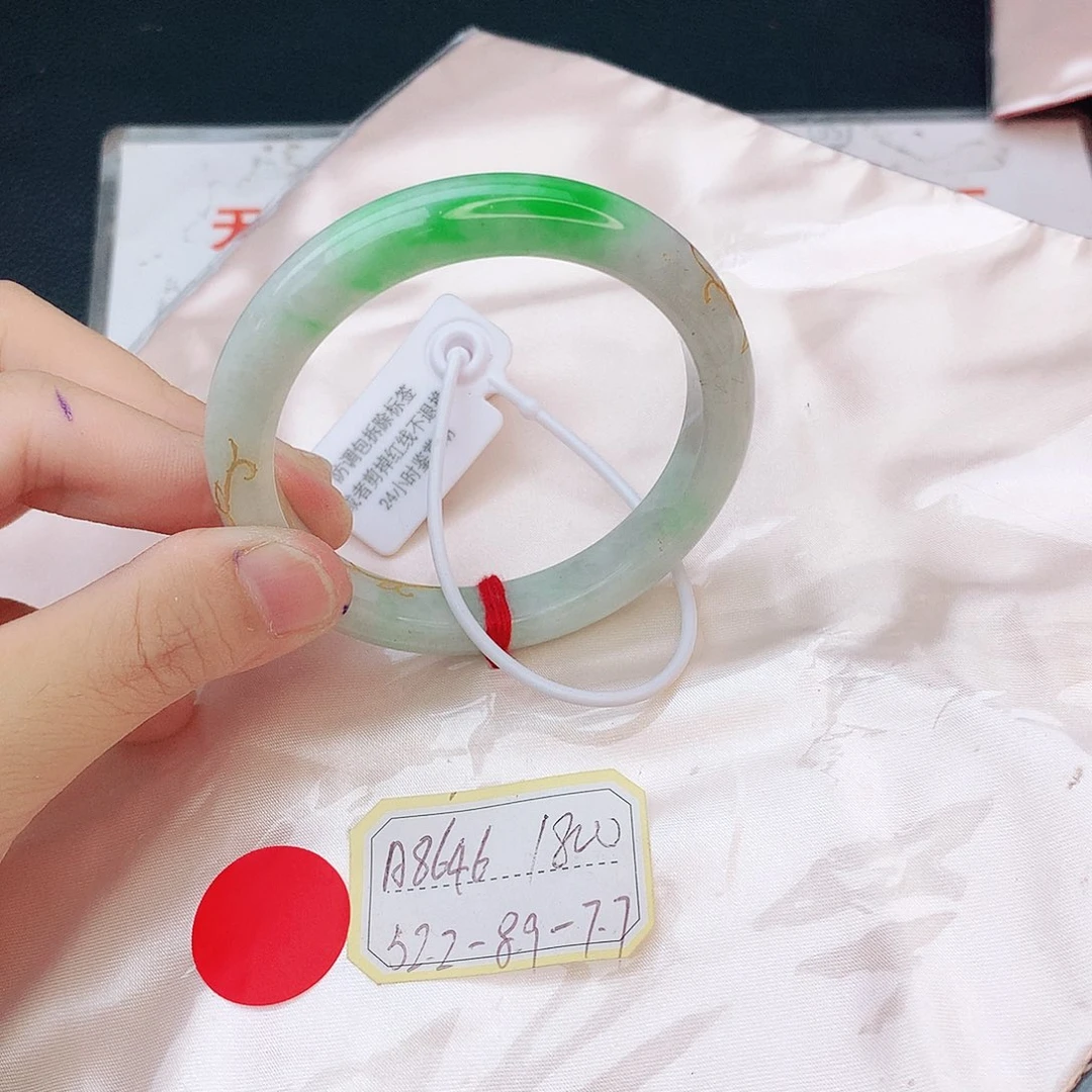 翡翠手镯未镶嵌翡翠