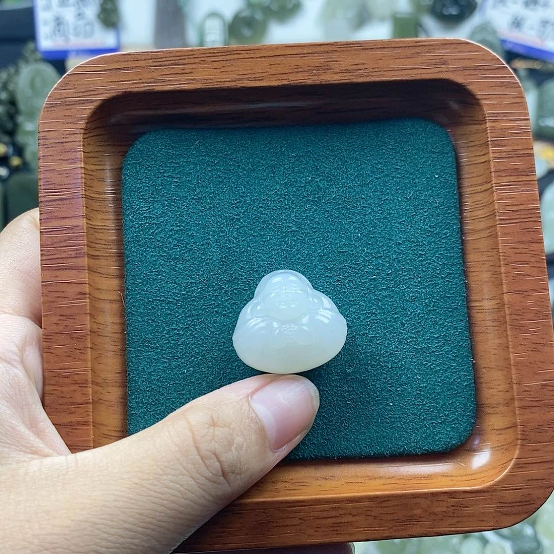 和田玉未镶嵌颈饰白色抱抱佛2500