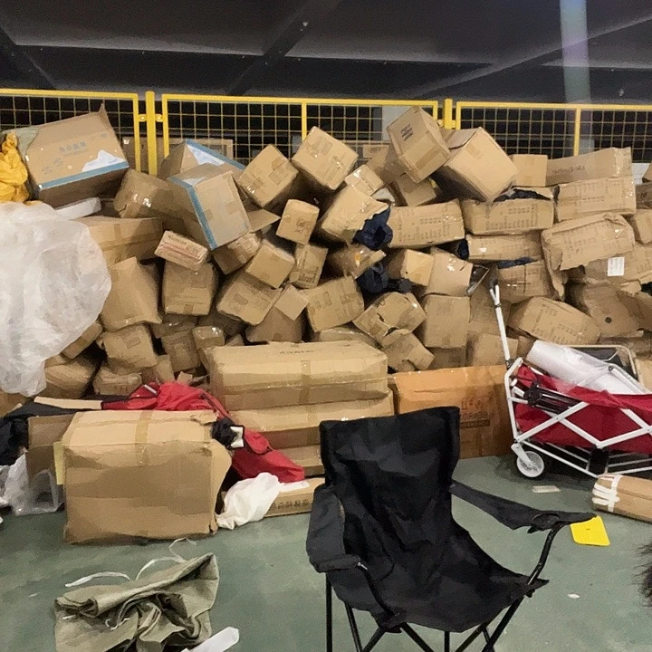 黑色带扶手折叠椅发一把