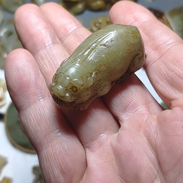 和田玉颈饰未镶嵌香****人