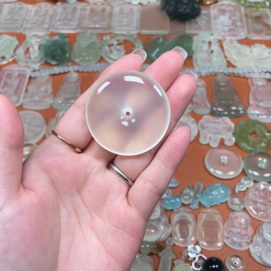 Q***张蛇纹石玉未镶嵌颈饰