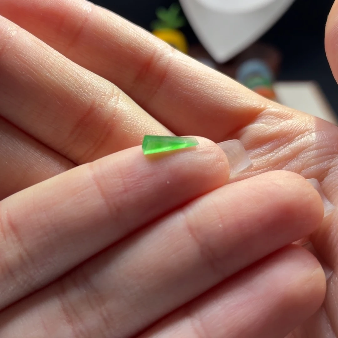 颈饰未镶嵌翡翠冰阳绿 三角戒面