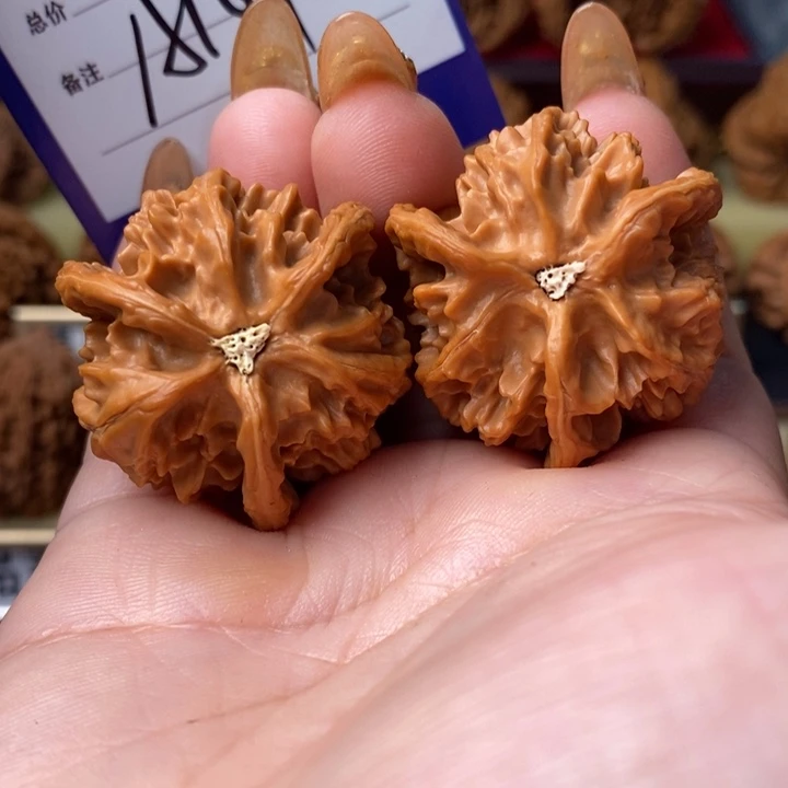 飞***腿把件桃核全品三棱