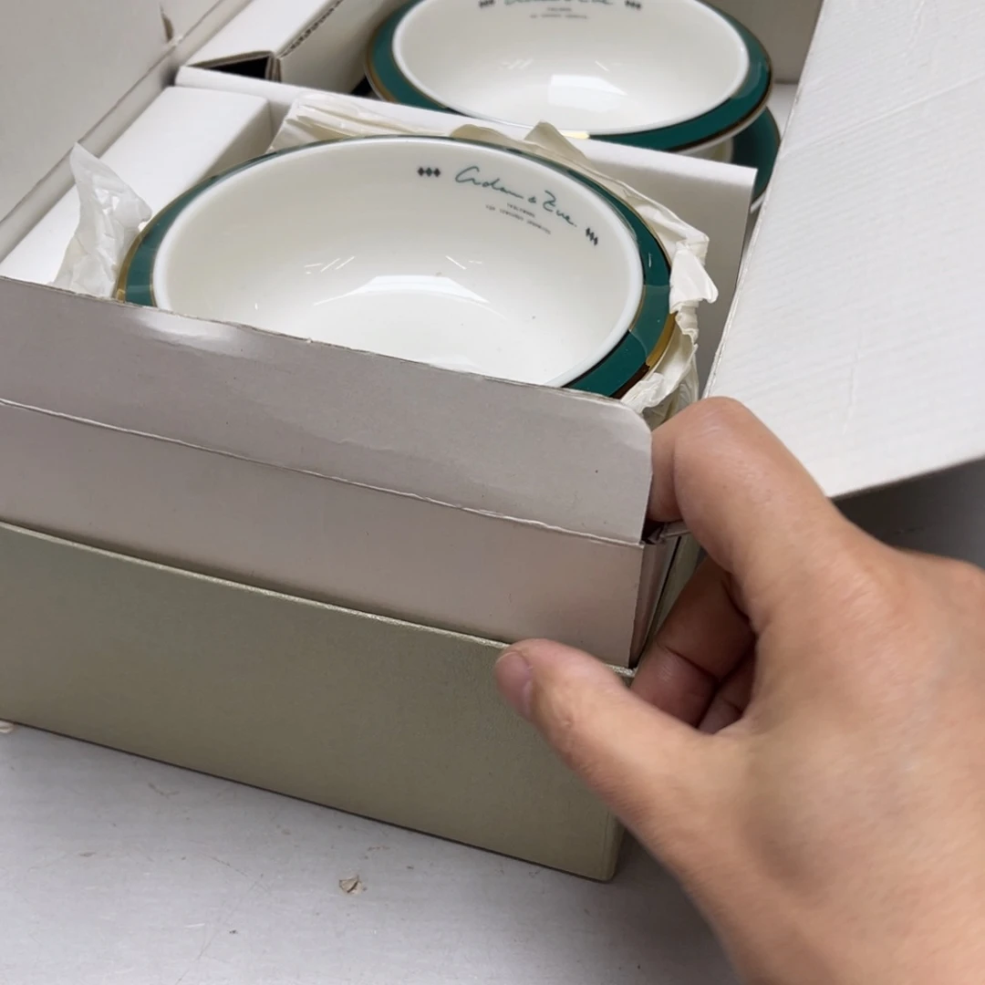 瓷片南*密密麻麻地排列着一个