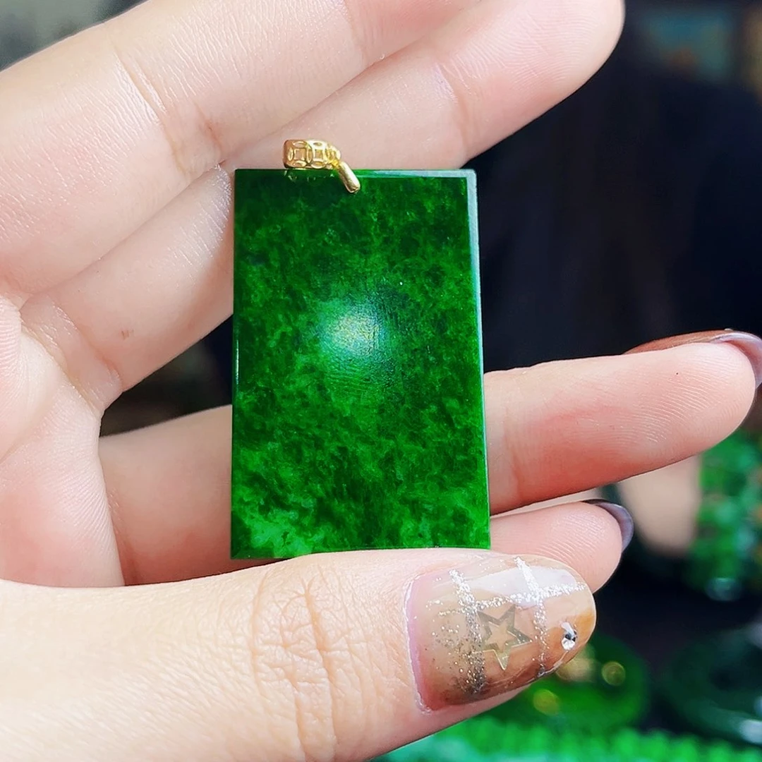 颈饰18K金镶嵌翡翠多样性