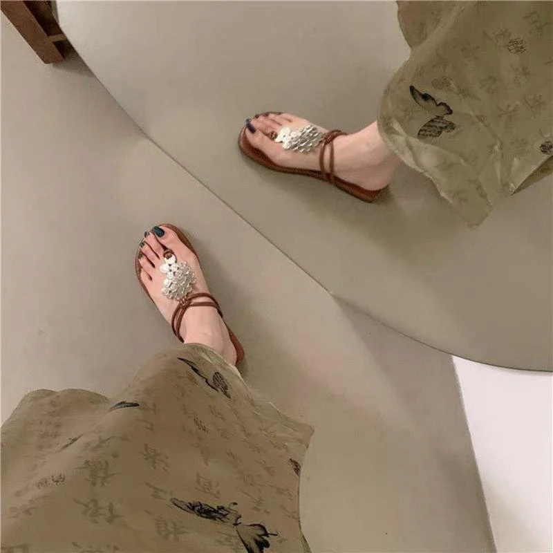 网红款夹脚凉鞋度假沙滩人字拖鞋爆款高颜值罗马凉鞋女春夏款