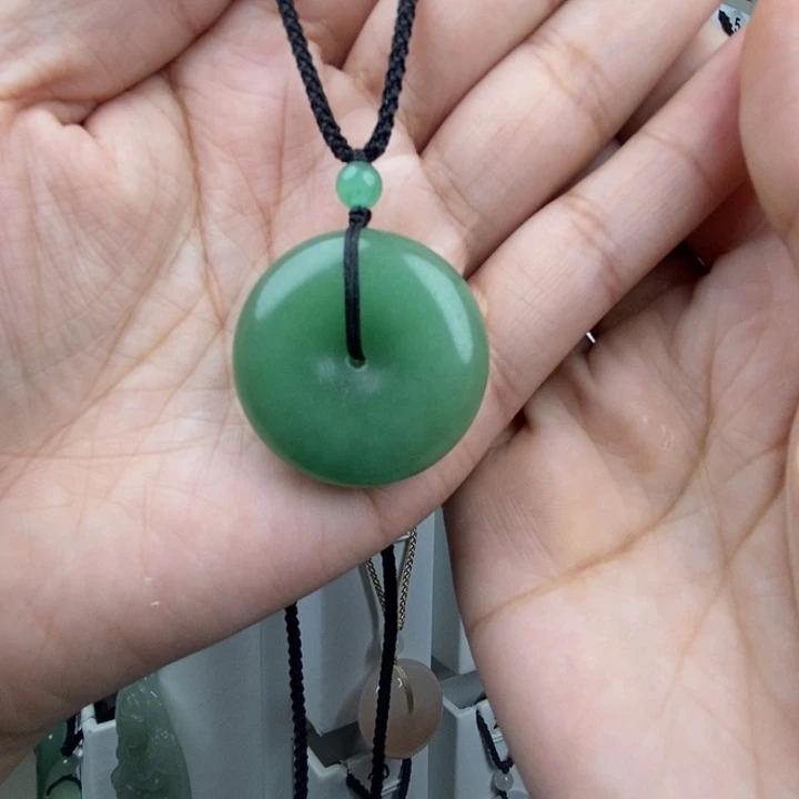 刘***秀颈饰未镶嵌石英质玉