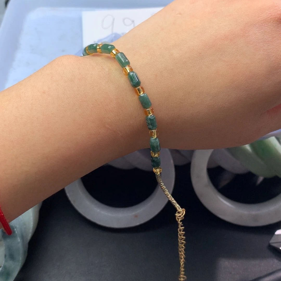 翡翠未镶嵌颈饰多样性发其一