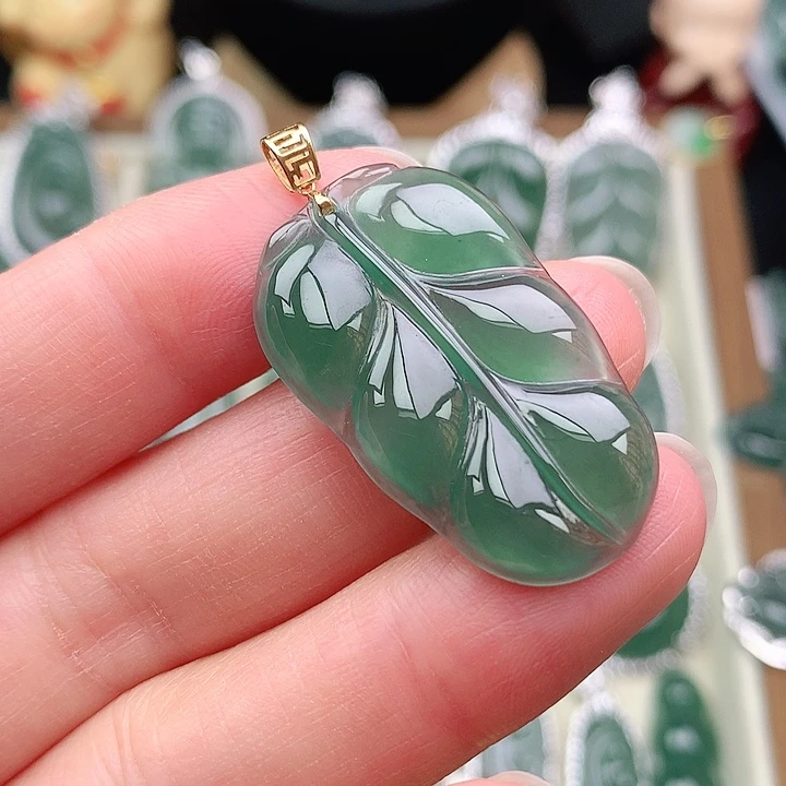 颈饰18K金镶嵌翡翠吊坠