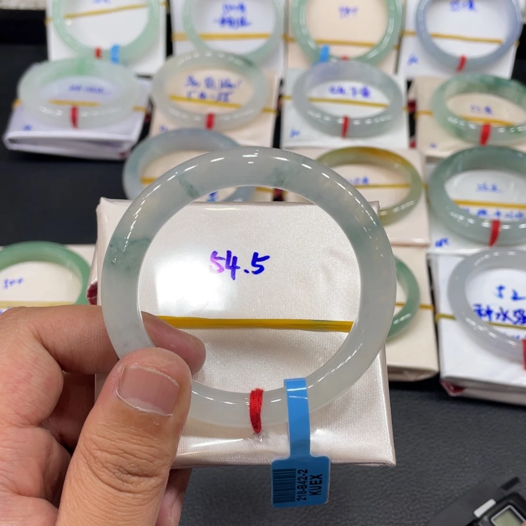 翡翠手镯未镶嵌天然翡翠