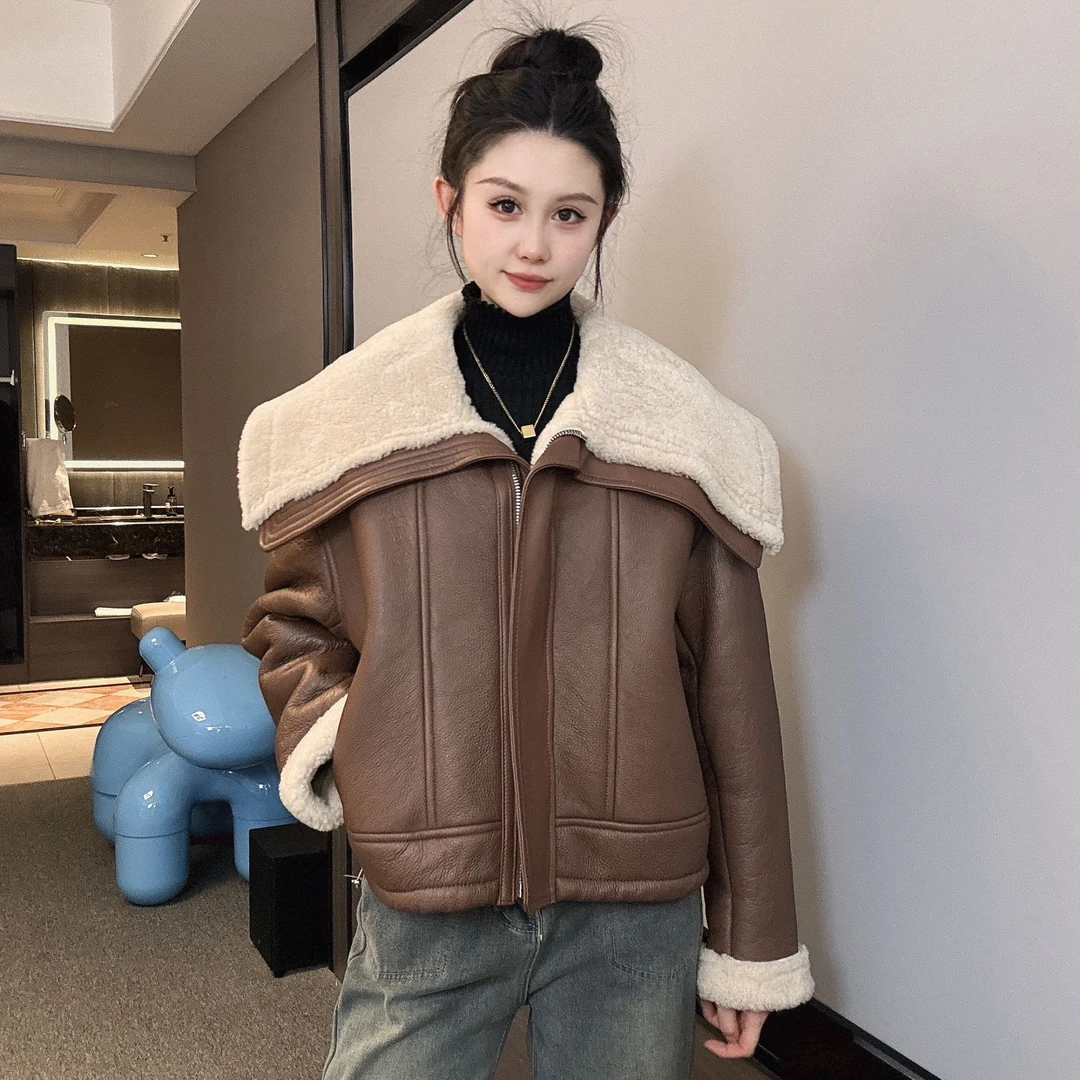 YJJL2452进口卡图斯皮毛一体外套女短款大翻领真皮羊羔毛机车皮草