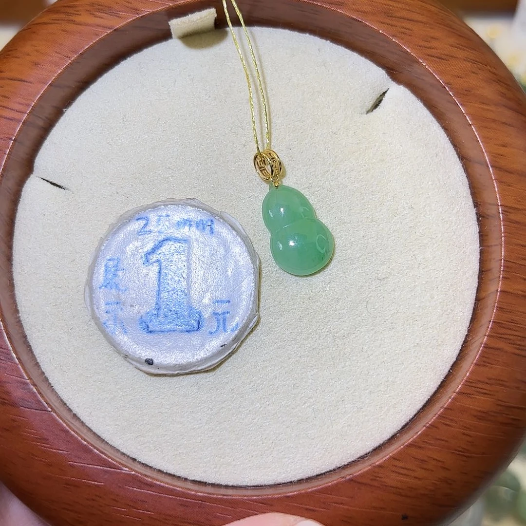 翡翠18K金镶嵌颈饰葫芦