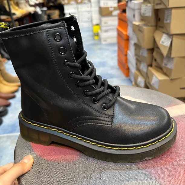 福利款女款马丁靴黑色百搭款四季款经典个性英伦风微瑕