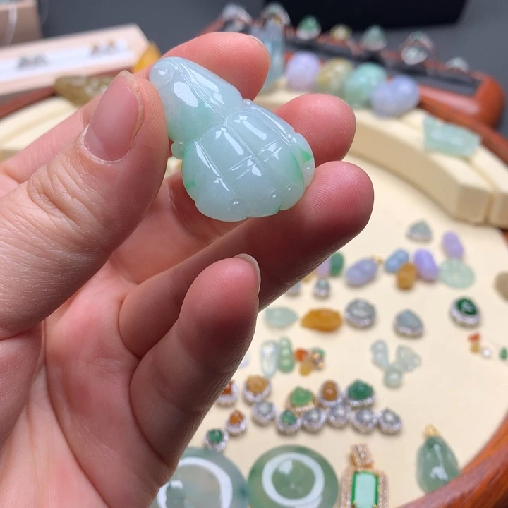 翡翠颈饰未镶嵌平**生翡翠佛手