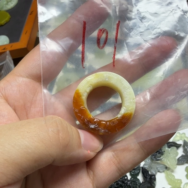 透闪石-蛇纹石玉吊坠未镶嵌何***间