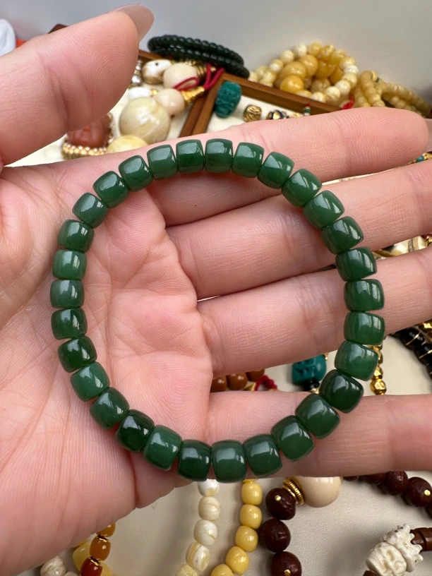 碧玉手串。高大伟