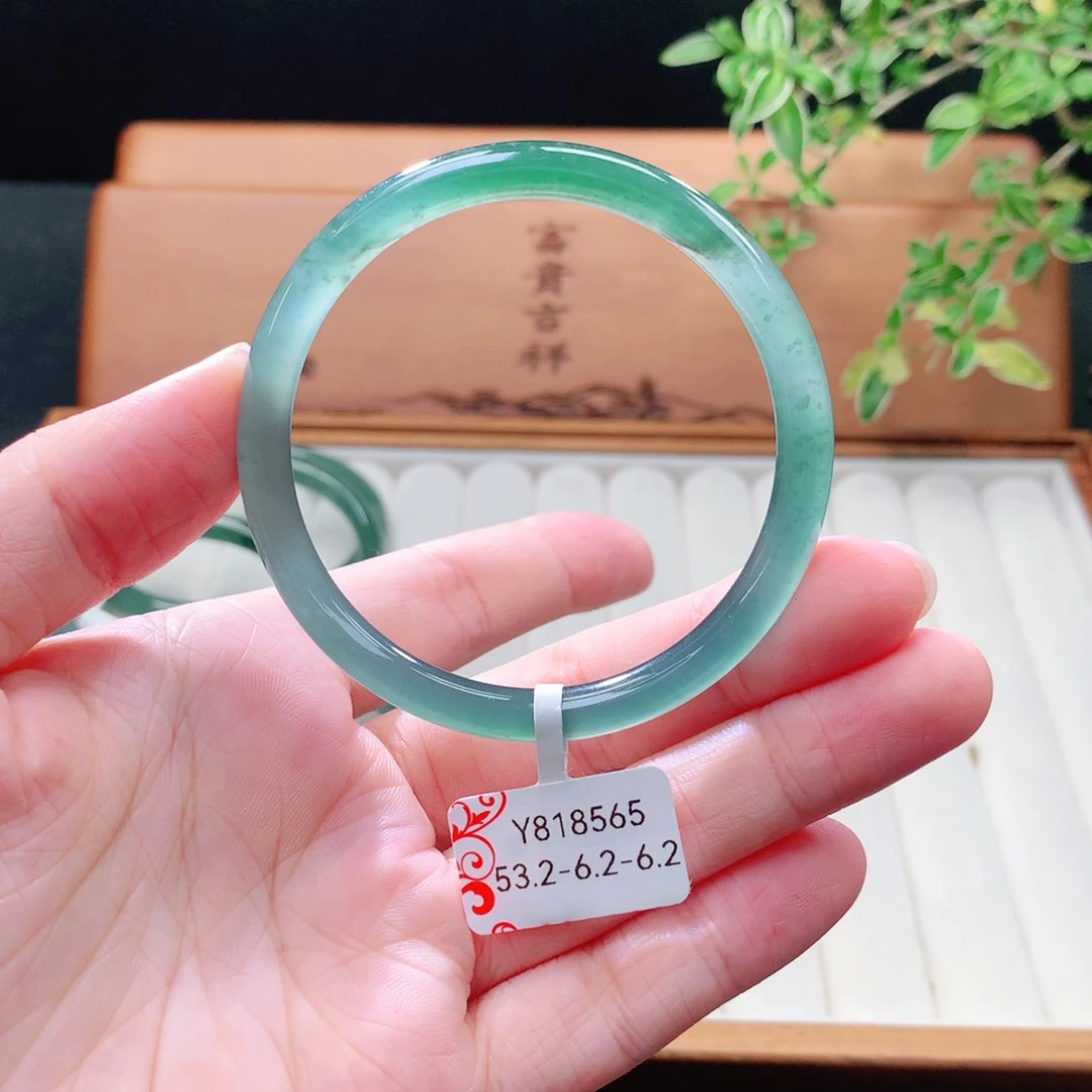 未镶嵌手镯（圆镯）翡翠