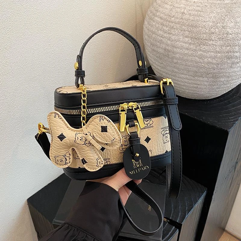 今年流行包包女2025新款通勤百搭秋冬斜挎小包超火手提盒子水桶包