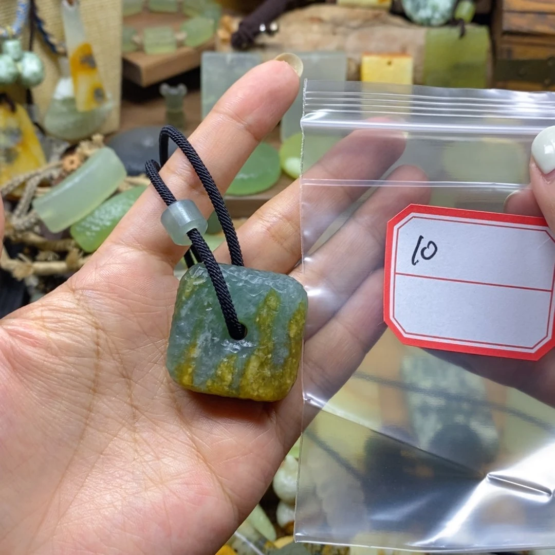 未镶嵌蛇纹石玉颈饰荣*