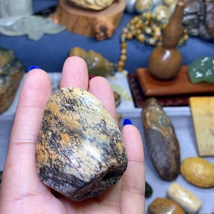 岫岩河磨玉（透闪石质玉）原石未镶嵌