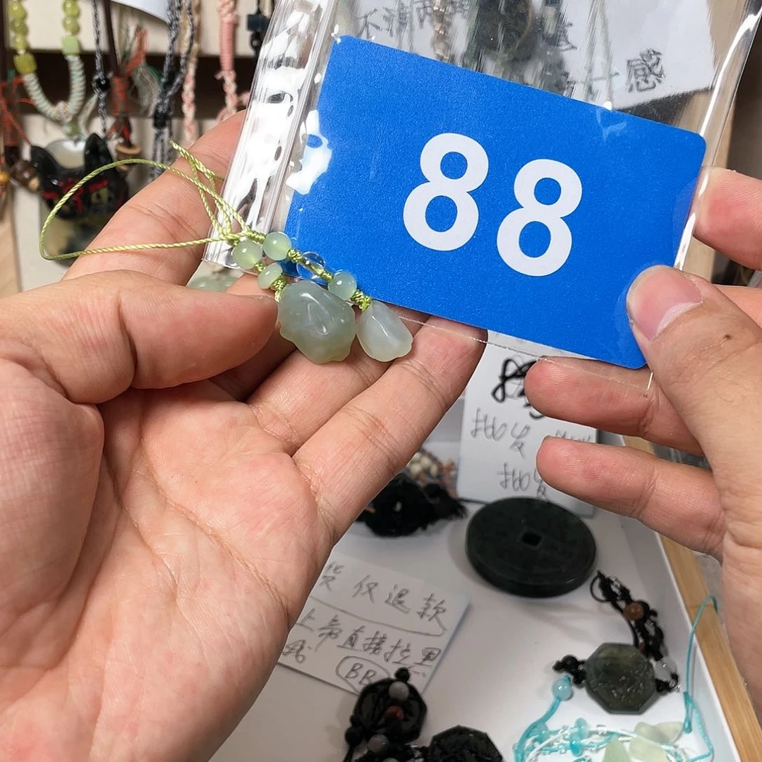 蛇纹石玉颈饰合金