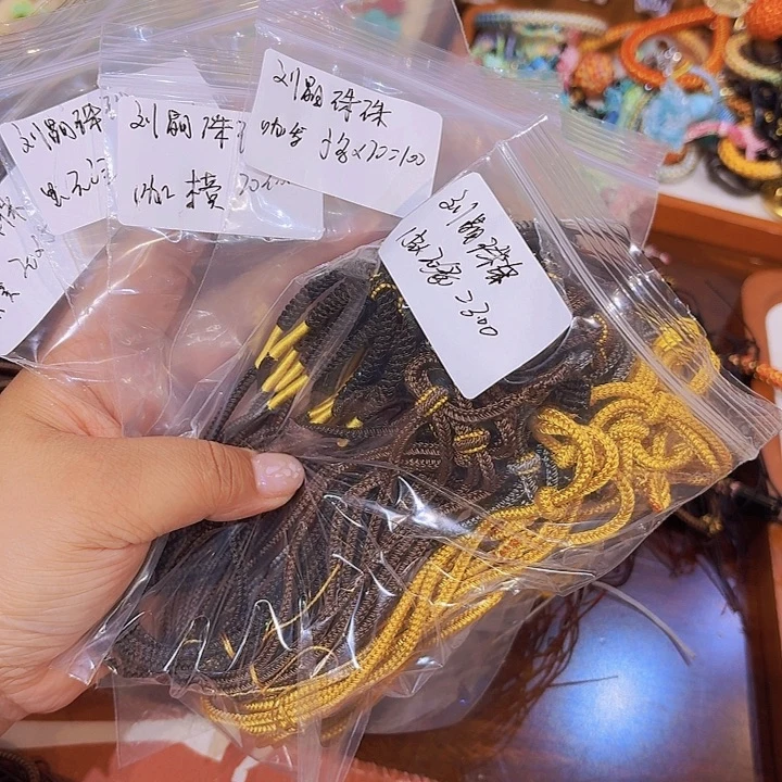 刘***珠织物四十条项链一组自拍