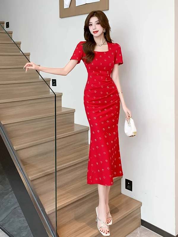 2025年夏新款法式方领短袖烫钻气质修身显瘦性感黑色包臀连衣长裙