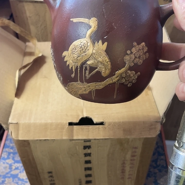 紫砂茶壶原矿泥料，手工制作的一把紫砂壶。