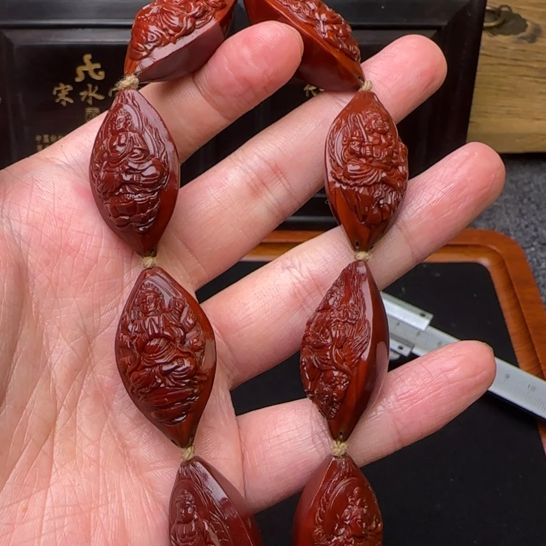 橄榄核吊坠万佛手持