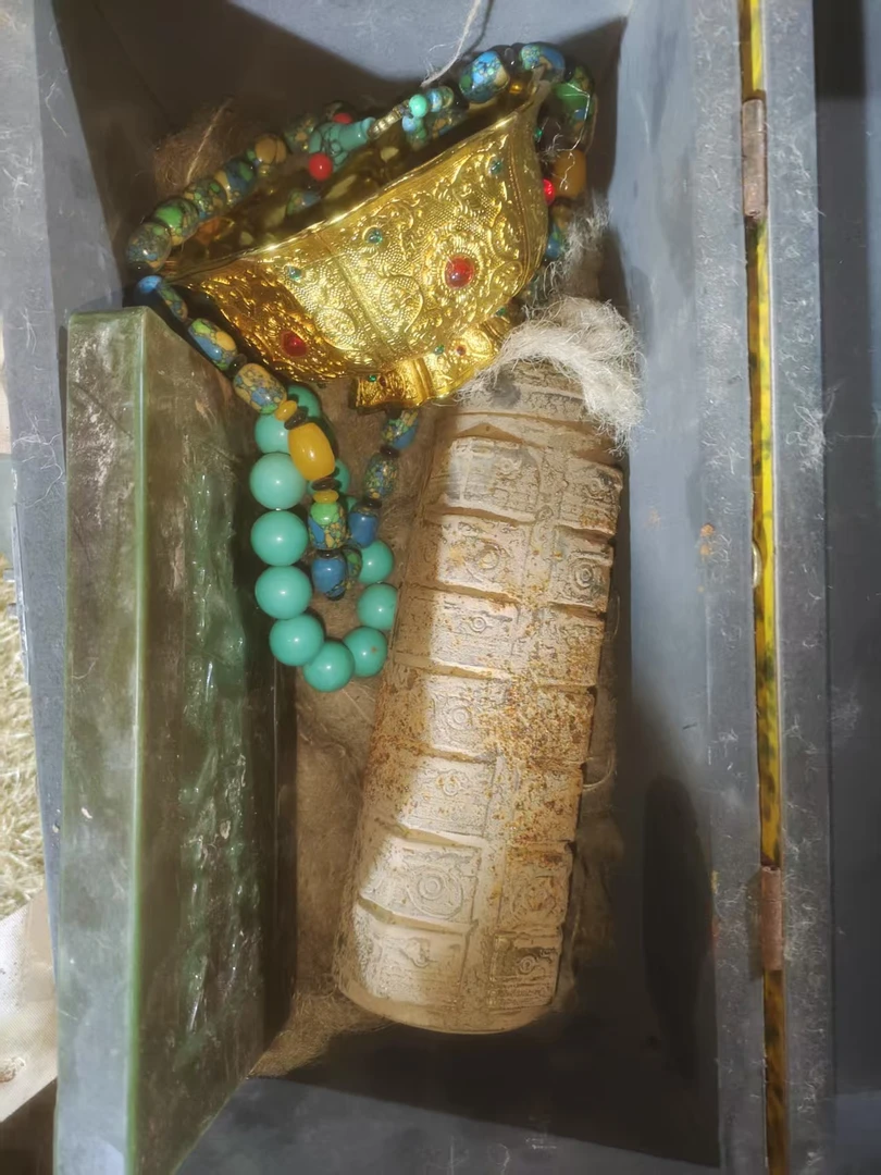 1个开封小钉子和子摆件链接