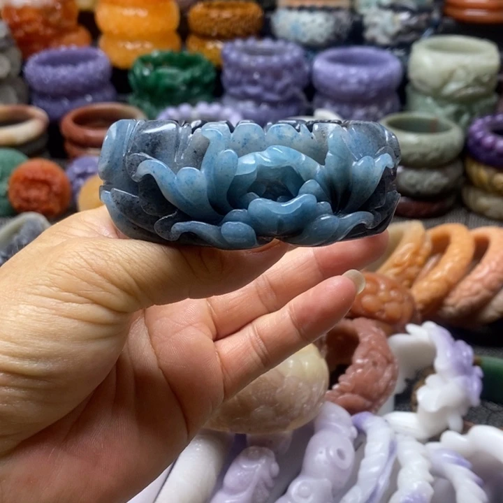 未镶嵌手镯石英质玉（佘太翠）丁**?