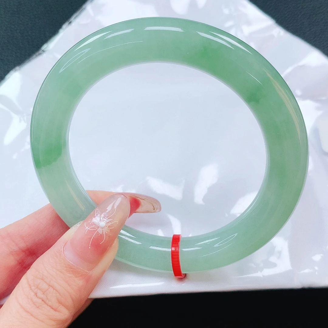 翡翠手镯未镶嵌56圈