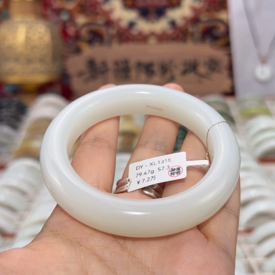 和田玉未镶嵌手镯