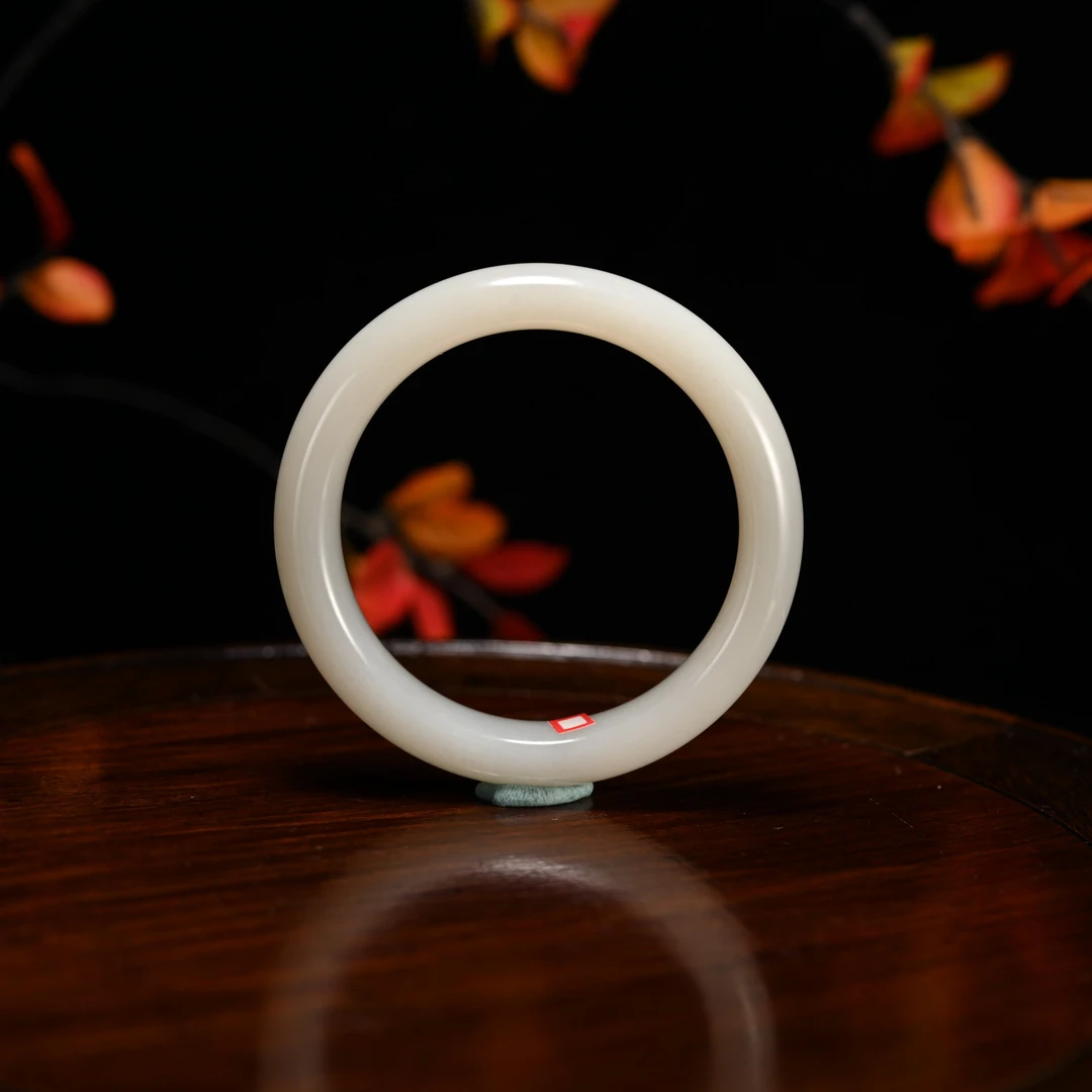 Lot8832 2512050163和田玉白玉手镯/保利