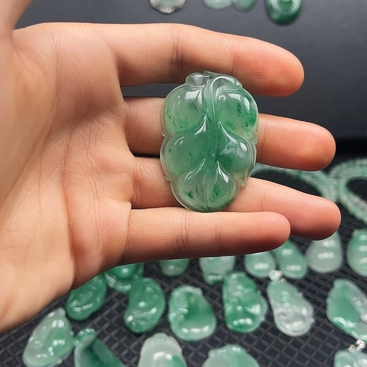 石英质玉（非洲翠）未镶嵌颈饰