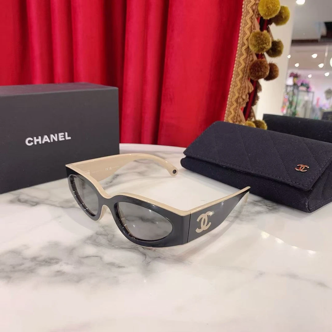99新 Chanel/香奈儿 双clogo奶茶色拼黑色宽边框墨镜/81623832