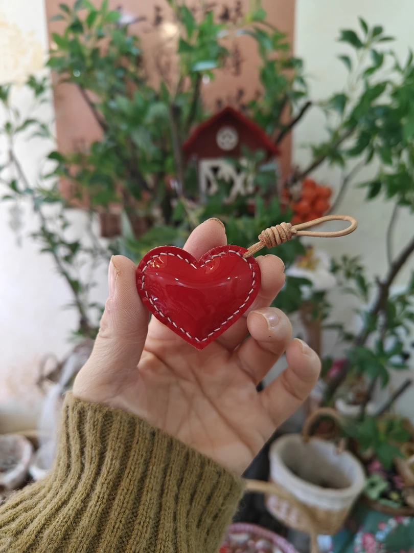 红色小心心漆皮头层牛皮手工缝制包挂件钥匙扣可爱礼物纯皮真皮