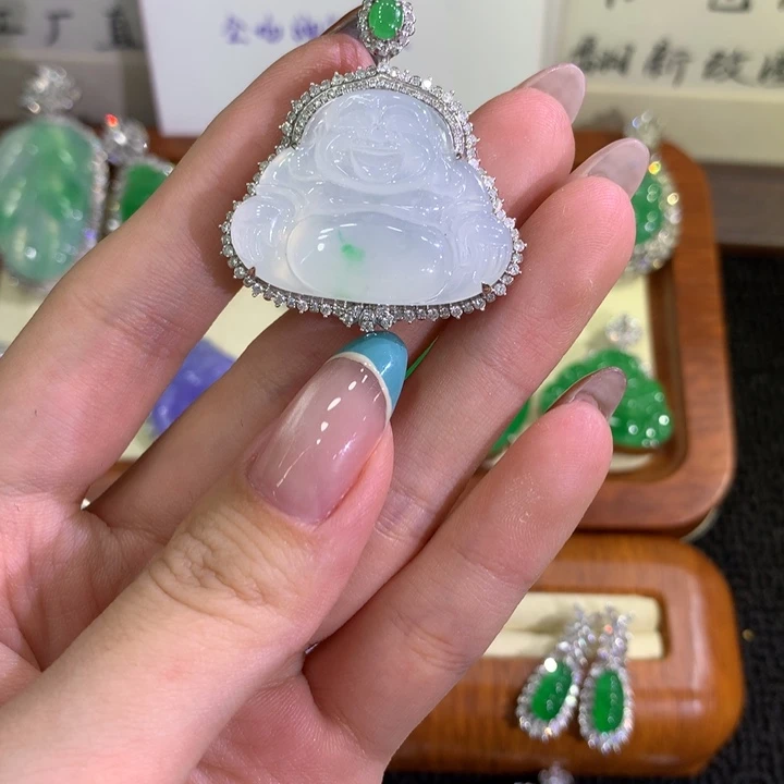 颈饰18K金镶嵌翡翠
