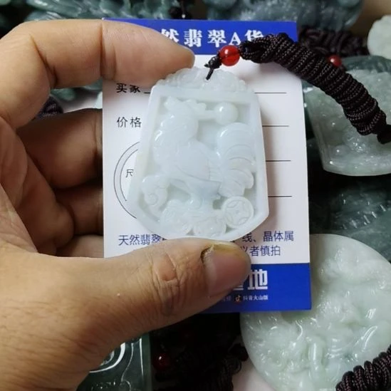 翡翠未镶嵌颈饰挂件