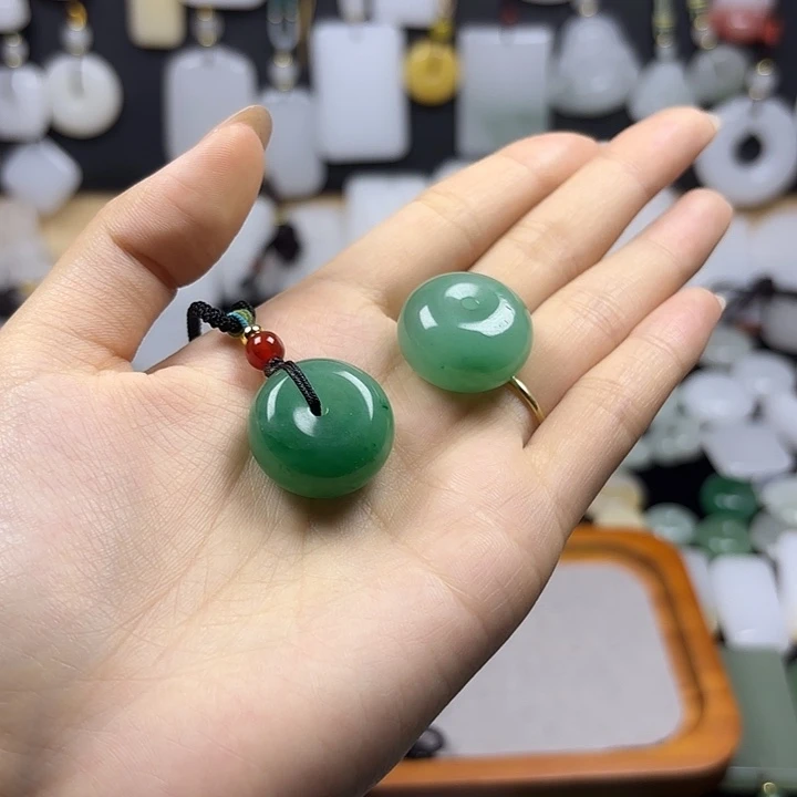 圣***河石英质玉未镶嵌颈饰