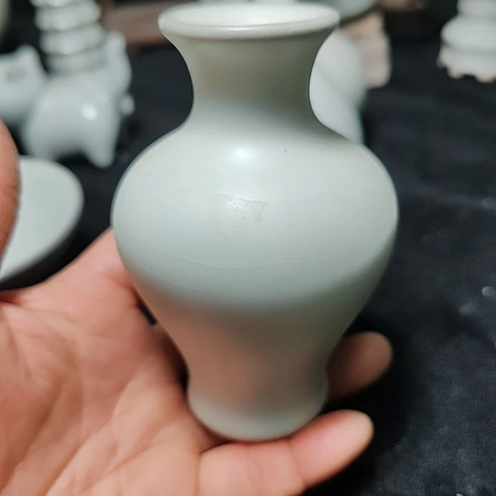 官瓷天青釉小花瓶