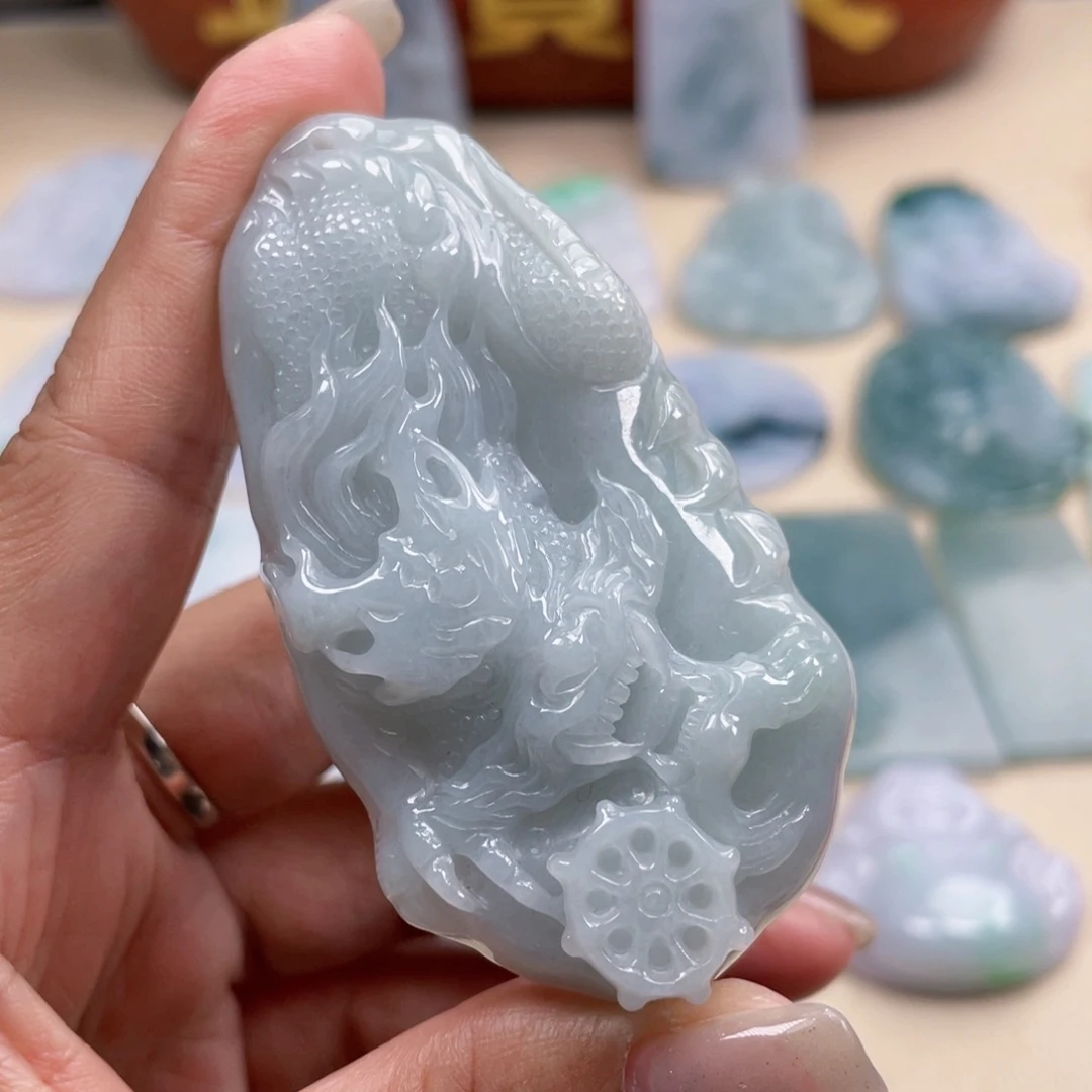 翡翠未镶嵌颈饰龙牌