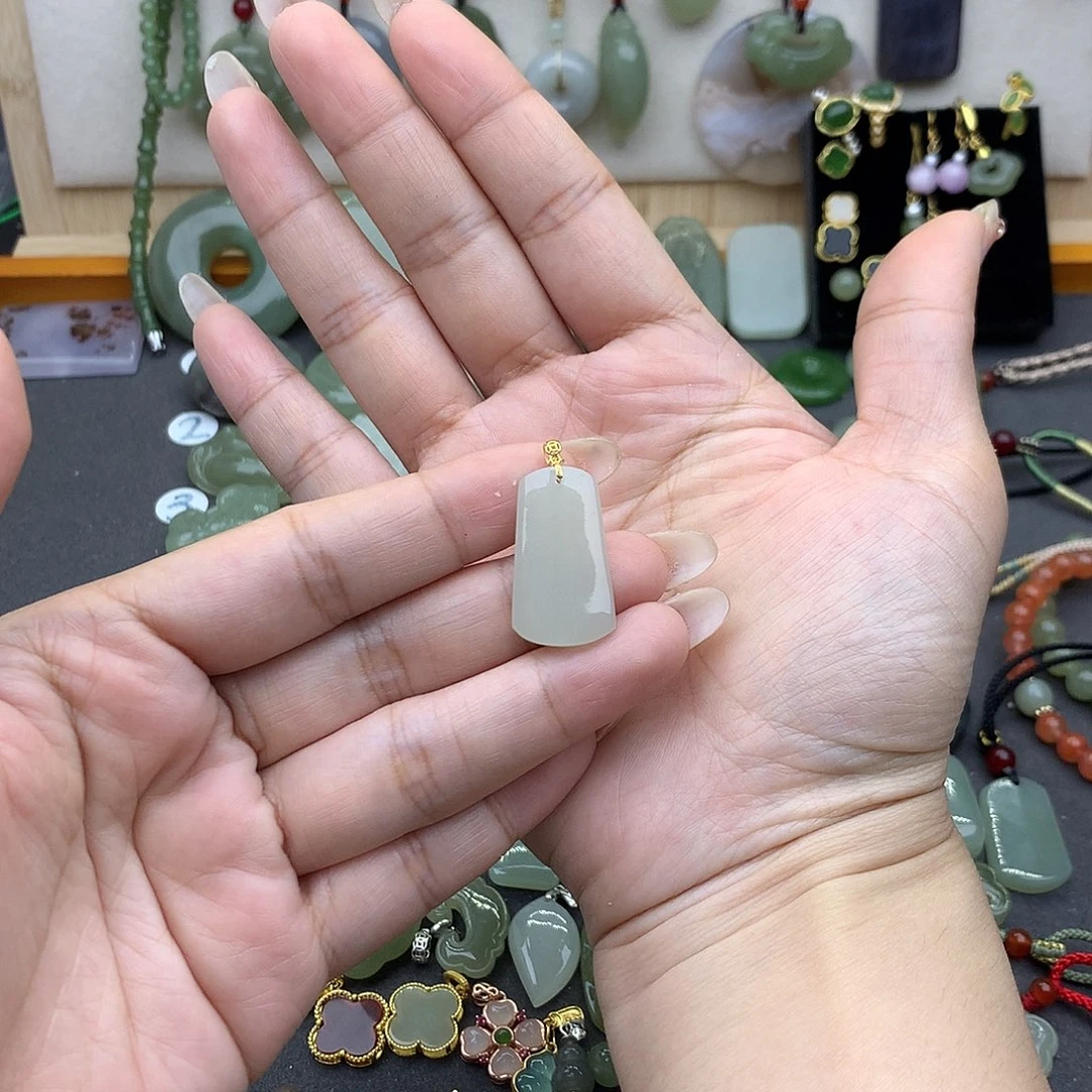 和田玉吊坠(不含链)18K金镶嵌