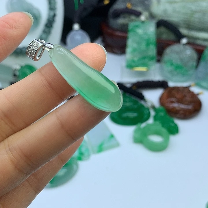 翡翠未镶嵌吊坠(赠链)