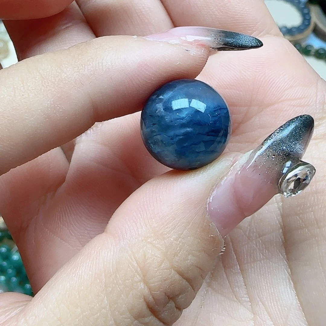 水晶手串未镶嵌。幽灵兔毛共生