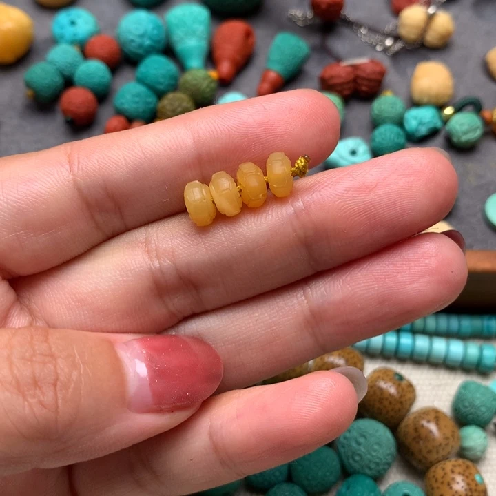 未镶嵌石英质玉（黄龙玉）配饰