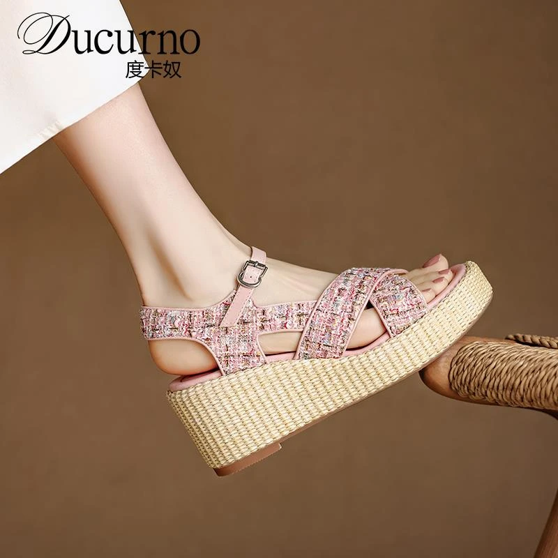 小香风草编坡跟粉色凉鞋女2025新款夏季外穿小个子增高厚底松糕鞋